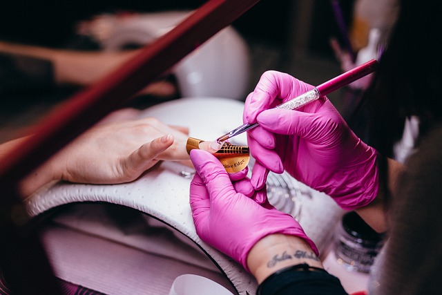 Najdroższy manicure świata? Klientka omyłkowo zapłaciła za paznokcie 15 tysięcy złotych!